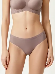 Detailansicht der nahtlosen, hochelastischen brasilianischen Höschen mit niedriger Taille