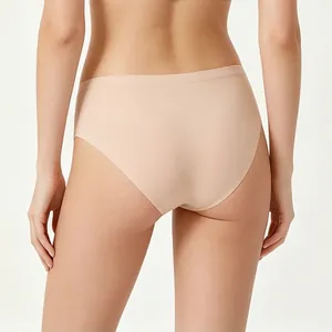Nahtloser hochelastischer brasilianischer Slip mit niedriger Taille in Beige für Damen
