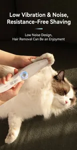 Gros plan d'une tondeuse silencieuse pour animaux taillant les poils des pattes de chat