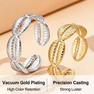 Vue rapprochée de bagues coquillages réglables en acier inoxydable plaqué or et argent