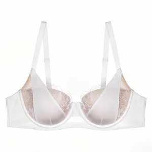 Vista frontal de un sujetador sexy de encaje blanco con bordado floral y aro de soporte