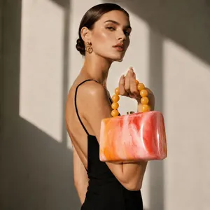 Élégant sac à main de soirée en acrylique marbré avec poignée à perles orange