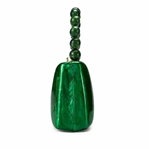 Vue latérale d'une pochette élégante en acrylique marbré vert émeraude à poignée perlée