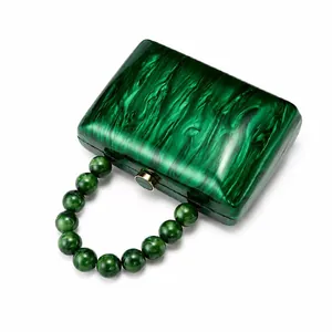 Élégante pochette de soirée en acrylique vert avec motif marbré et poignée de perles