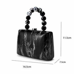 Vue détaillée des dimensions de l'élégante pochette de soirée en acrylique à motif marbré