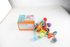 Vue détaillée du jouet sensoriel coloré à tirer avec anneau de dentition et boîte.