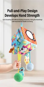Détail d'un jouet d'activité en peluche avec cordons colorés et textures douces