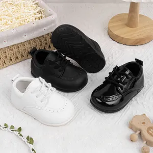 Detailansicht von rutschfesten Baby-Lernlaufschuhen aus Leder in verschiedenen Farben.