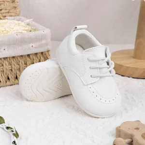 Detailansicht der weißen weichbesohlten Baby-Lauflernschuhe mit rutschfester Gummisohle
