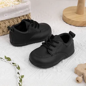 Detailansicht der schwarzen Baby-Lauflernschuhe aus weichem Leder mit Schnürung