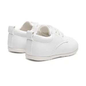 Detailansicht der weißen Baby-Lauflernschuhe mit weichem Leder und flexibler Sohle