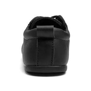 Detaillierte Rückansicht schwarzer Baby-Lauflernschuhe mit weicher Sohle und feinen Nähten.