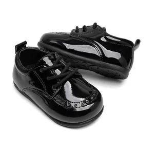 Detailansicht schwarze Lackleder Lauflernschuhe für Babys mit weicher Gummisohle