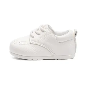 Weiße Baby-Lauflernschuhe mit weicher Sohle, Schnürung und Lederstruktur-Oberfläche