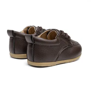 Detailansicht brauner Baby-Lauflernschuhe aus Leder mit weicher, rutschfester Sohle