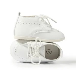 Detailansicht weißer Lauflernschuhe für Babys mit weicher Sohle und Schnürsenkeln.