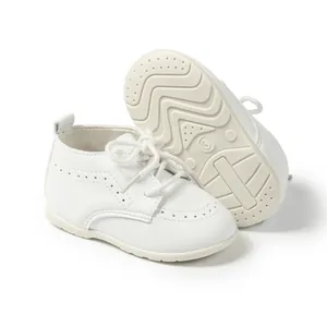 Detailansicht der weißen Baby-Lauflernschuhe mit rutschfester, strukturierter Sohle
