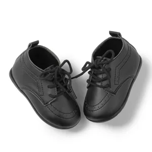 Detailansicht schwarzer Baby-Lederschuhe mit weicher Anti-Rutsch-Sohle und Schnürung