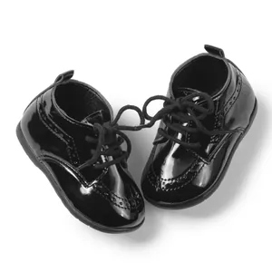 Detailansicht schwarzer Lacklederschuhe für Babys mit weicher Sohle und Broguemuster.