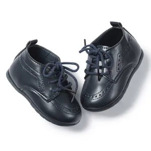 Detailansicht der dunkelblauen Leder-Babyschuhe mit Brogue-Nähten und Schnürsenkeln