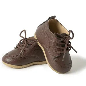 Klassische braune Baby-Brogue-Schuhe aus Kunstleder mit weichen Anti-Rutsch-Sohlen