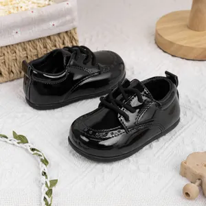 Klassische schwarze Lackleder-Babyschuhe mit weicher Sohle und Brogue-Detail für Babys