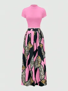 Ensemble deux pièces mode avec haut rose à col montant et pantalon large à imprimé léopard