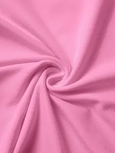 Détail macro du tissu en maille rose doux pour un ensemble de vêtements de mode femme