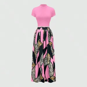 Ensemble deux pièces avec haut rose à col montant et pantalon large à imprimé léopard