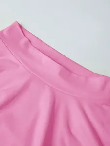 Gros plan sur le col rond rose et la texture douce du tissu de ce haut sans manches