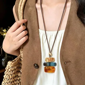 Collier pendentif géométrique en acrylique multicouche avec cordon en cire marron