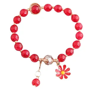 Bracelet élégant en perles rouges et cristal avec pendentif fleur de marguerite