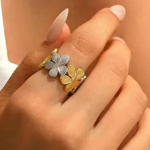 Eleganter vergoldeter Edelstahlring mit offenem Design und böhmischem Blumenmuster