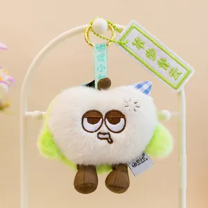 Primer plano de un lindo llavero de peluche de manzana con una expresión bordada