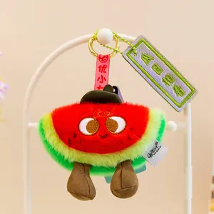 Primer plano de un lindo llavero de sandía de peluche con una carita sonriente y alegre.