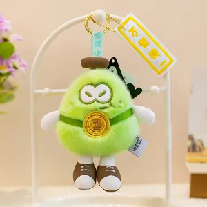 Detalle de un lindo llavero de peluche de pera verde con medalla número 1 y textura suave