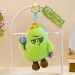 Vista detallada de un lindo llavero de peluche de fruta verde con etiquetas