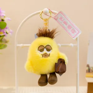 Primer plano de un lindo llavero de peluche amarillo con una expresión cansada única
