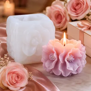 Molde de silicona para velas florales cuadradas con vela en forma de hortensia.