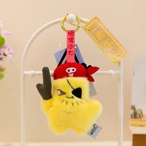 Primer plano de un lindo llavero de peluche de fruta pirata amarilla con etiquetas