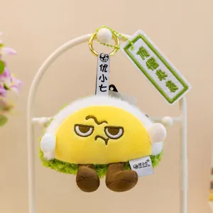 Vista detallada de un adorable llavero de peluche de durián con cara de gruñón divertido
