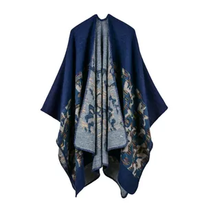 Châle poncho en tricot réversible bleu marine avec un motif géométrique ethnique chic