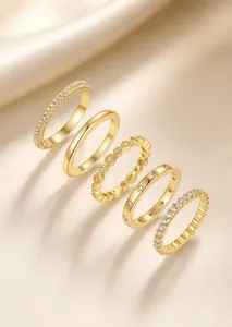 Vista detallada de anillos apilables de plata de ley 925 dorada con moissanita