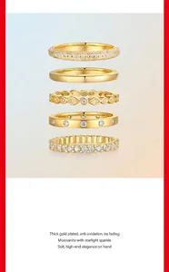 Detalle de un conjunto de cinco anillos apilables de plata 925 bañada en oro y moissanita