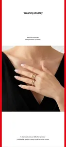 Primer plano de elegantes anillos apilables de moissanita y plata 925 en una mano