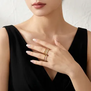 Elegante conjunto de anillos apilables de oro con moissanita para mujer.