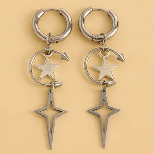 Vue détaillée de créoles punk en acier inoxydable avec pendentifs étoile, croix et rivets.