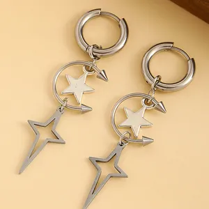 Gros plan détaillé de boucles d'oreilles créoles étoiles asymétriques argentées style punk