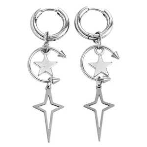 Vue détaillée de boucles d'oreilles pendantes punk argentées avec étoiles et lunes