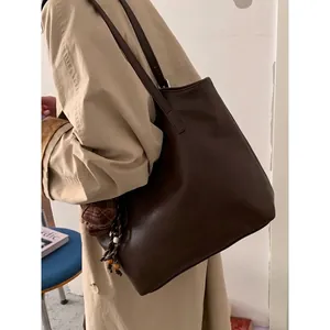 Vintage large capacity brown leather underarm tote bag for women in stylish street style
